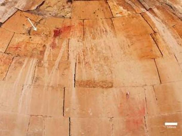 Remnants of the baptism-of-Christ scene (indicated by white arrow) on the apse of the Baptistery chamber. (Dror Maayan)