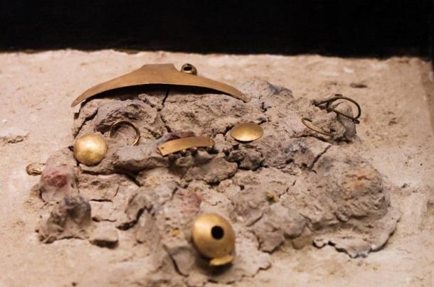 Replica of a symbolical burial of an antropomorphous face made from clay. The original was found at the Varna Chalkolithic Necropolis (grave 2) and dates to the fourth millennium BC. 