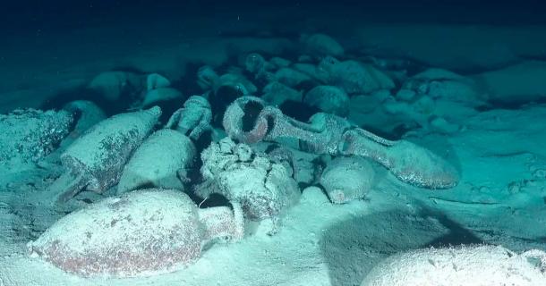 Ánforas romanas encontradas en el fondo del mar con restos de antiguos cargamentos de vino o aceite de oliva. (V. CREUZE ROV DRASSM/UNESCO)