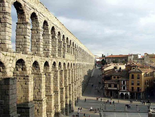 Los romanos dejaron muchas cosas increíbles en Hispania, como esta increíble vista del acueducto romano en la cercana Sevilla actual.  (Manuel González Olaechea y Franco / CC BY-SA 3.0)