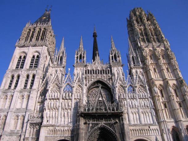 Rouen cathedral, with the spire that now is alight at center