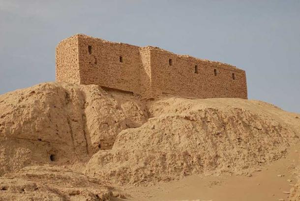 Ruinas de la plataforma de un templo en Nippur: la estructura de ladrillo en la parte superior fue construida por arqueólogos estadounidenses alrededor de 1900.