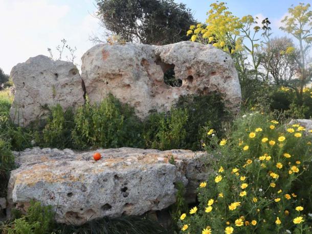 Fachada y banco del templo de Santa Verna: uno de los templos más antiguos de Malta que data del 3800 a. C. 