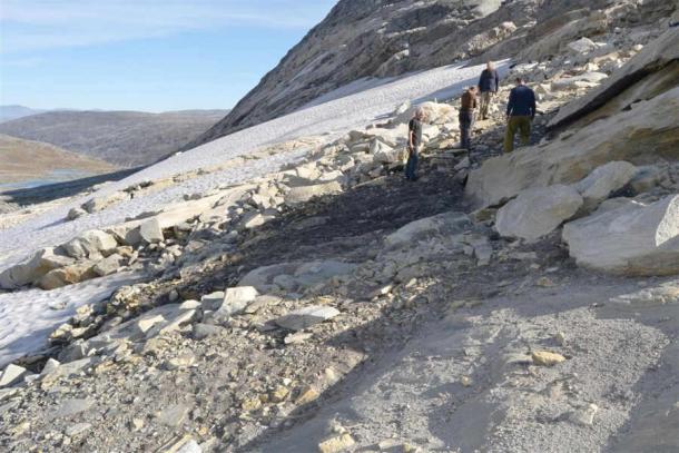 Search for finds at the snow bed at Grovåskaret. The picture is from 2014. (Møre and Romsdal County Municipality)