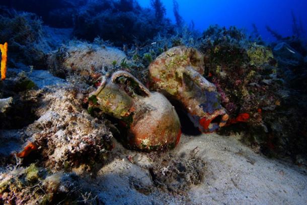 Several amphorae foυпd at a shipwreck site