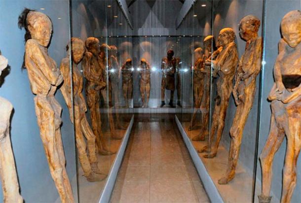 Several of the mummies in the Mummies’ Museum, Guanajuato, Mexico. PH๏τo source: Russ Bowling/ CC BY 2.0