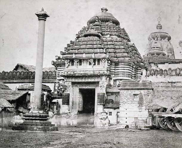 The Singhadwara (the main entrance to the Jagannath Temple) in 1870 showing the Lion sculptures with the Aruna Stambha Pillar in the foreground.