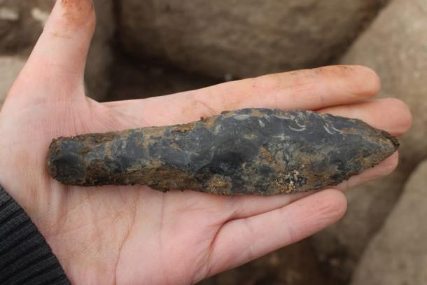 Small, flint dagger found alongside one of the children’s remains. Was this tool that of a child, or an offering from an adult? (Katrine Ipsen Kjær / ROMU)