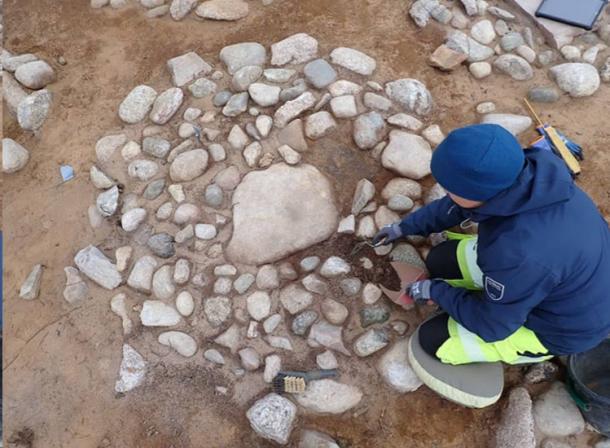 Some of the graves featured a central flagstone, as seen here. (Guro Fossum/Museum of Cultural History, University of Oslo)