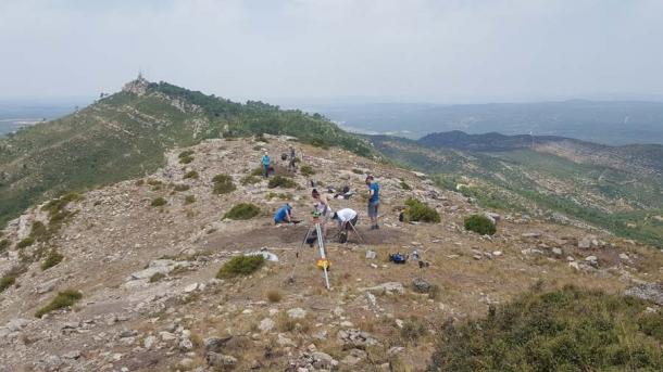 Spanish archaeologists from the University of Valencia excavating at the Pico de los Ajos (Yatova) site in southeastern Spain, where the bent lead plate sheet was found in a nearby ancient metal recycling site. (University of Valencia)