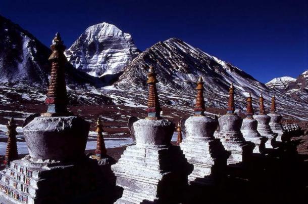 Stupas, com a face norte do Monte Kailash ao fundo - ambos são símbolos do eixo mundi. 