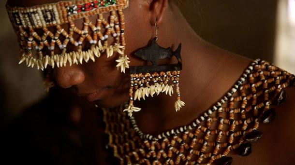 Tafuliae - ceremonieel hoofddeksel en kostuum, met schelpengeld, afkomstig van het Salomonseiland, gedragen als versiering en statussymbool. (WorldFish / CC BY-SA 2.0)