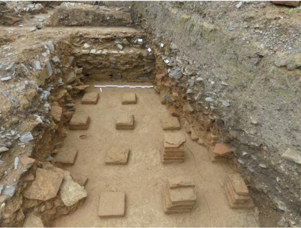 Terracotta piles which were superimposed to allow the circulation of hot air in the hypocausts (underfloor heating). (© Cyril Cornillot/ Inrap)