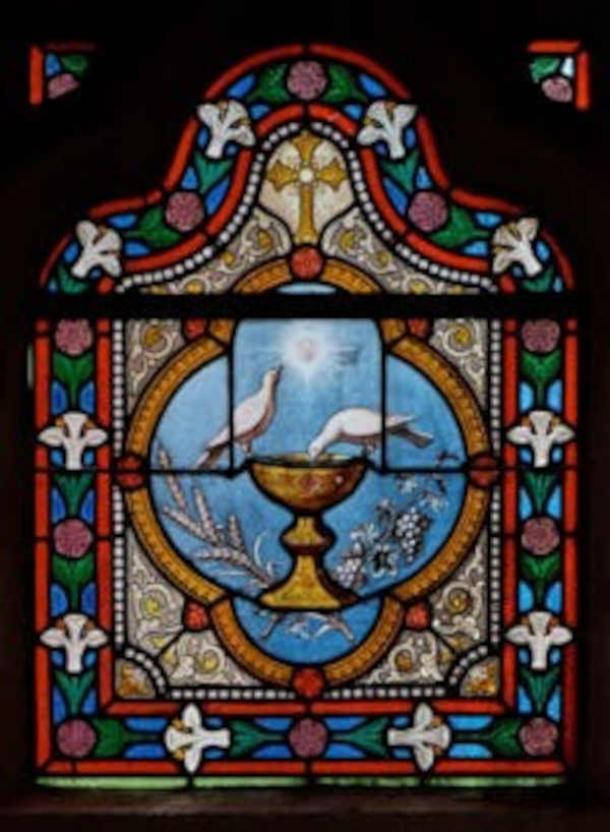 The Holy Grail depicted on a stained-glass window at Quimper Cathedral in France. (Thesupermat/CC BY-NC-SA)