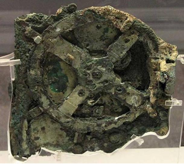 El mecanismo de Antikythera (fragmento A, parte delantera); se puede ver el engranaje más grande del mecanismo, de aproximadamente 14 centímetros (5,5 pulgadas) de diámetro. (CC BY-SA 3.0)