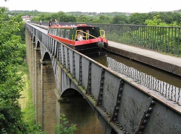 The Pontcysyllte Aqueduct on the Llangollen Canal, Denbighshire, Wales.