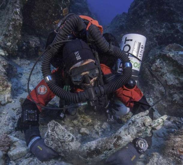 Mysterious Bronze Disc Found At 2,000-year-old Antikythera Shipwreck ...