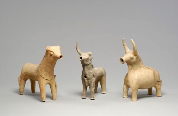 Three terracotta bulls from Agia Eirini. Can be seen at Medelhavsmuseet, Stockholm