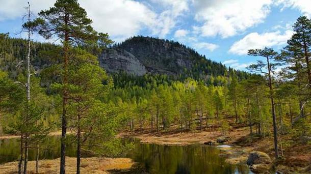 Tjuvenborgen (which translates roughly as the Thief’s Fortress) is in a steep and inaccessible location in the Ådals mountains in Ringerike municipality. This is one of many hill forts described in legends and stories. (Hansemann/CC BY-SA 3.0)