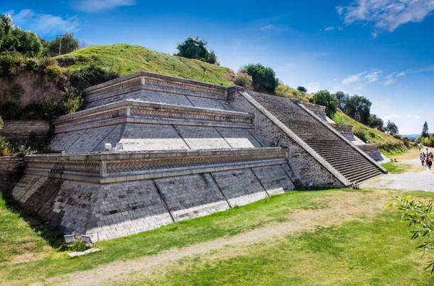 La Gran Pirámide de Cholula, también conocida como Tlachihualtepetl, es la pirámide más grande conocida en la Tierra en términos de volumen.