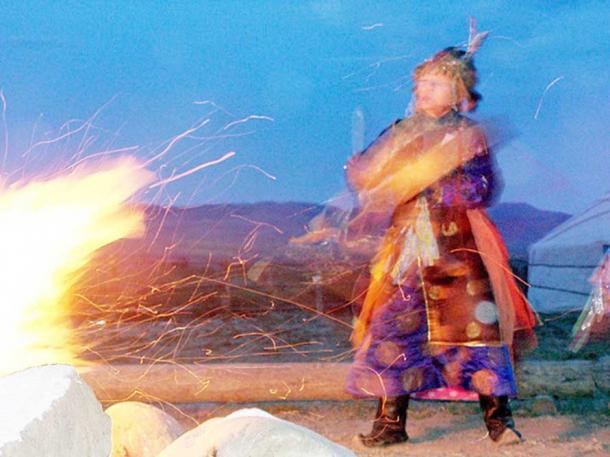 Tuvan sjamaan Ai-Churek tijdens een Tengi vuurceremonie in Tuva, Rusland. 