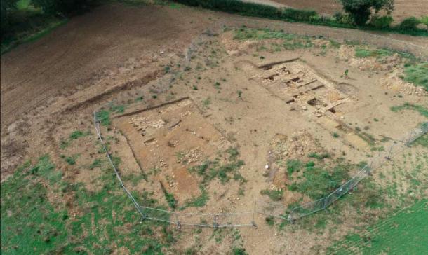 Two ends of the large building have been excavated, and to the right of this image we see the area converted into a Roman spa. ( © Historic England /University of Leicester Archaeological Services)