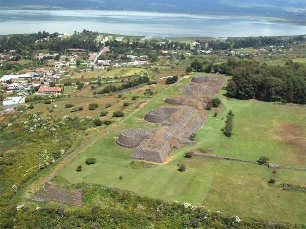 Vista aérea de Tzintzuntzan.  (Estudios latinoamericanos)