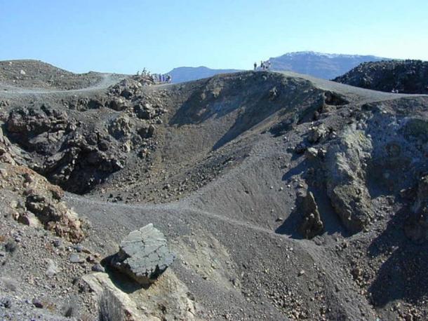 Volcanic craters on Santorini, June 2001. (Rolfsteinar/CC BY-SA 3.0)