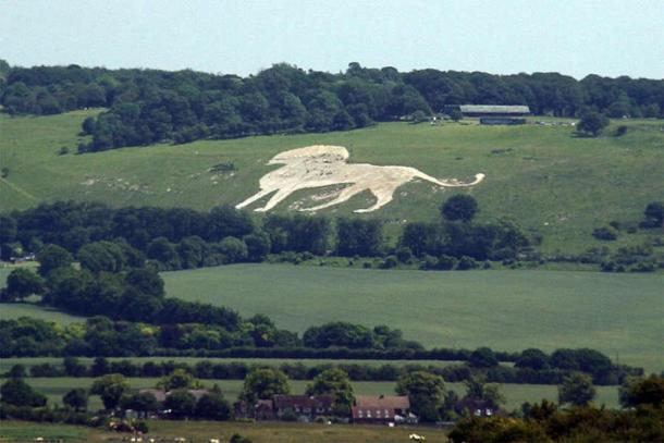 Whipsnade Zoo hill figure photographed from Ivinghoe Beacon (Pointillist/CC BY-SA 3.0)