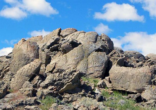 Winnemucca Lake, Nevada, USA. Petroglyphs were carved into the tufa structures by prehistoric Native Americans. Radiocarbon dating of tufa layers covering the petroglyphs in 2013 showed these to be the oldest known petroglyphs in the Americas. The tree shaped petroglyph at the left side is approx. 70cm long, dating: between 10,500 and 14,800 years old. (Public Domain)