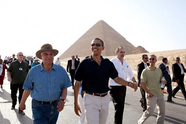 Zahi Hawass on the left, one of the critics of the second sphinx claims, on a visit to the Great Sphinx of Giza with Barack Obama in 2009. (Public domain)