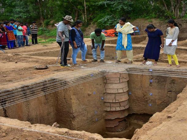 Un anillo bien encontrado en el sitio de excavación.  (M Suganth)