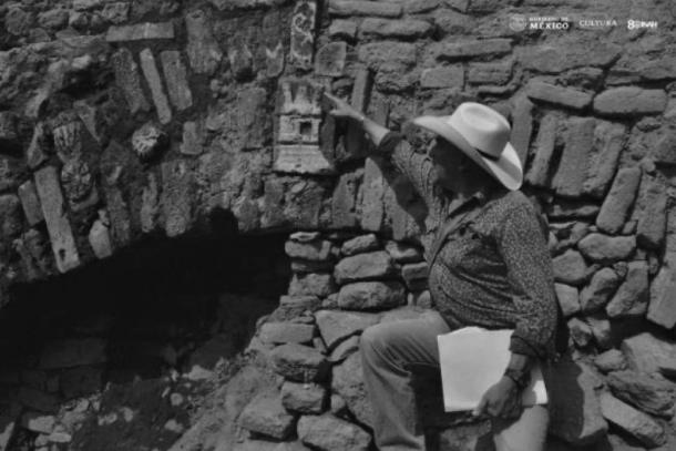 Se encontró un teocalli, o templo, grabado en la piedra central de la entrada del arco dedicada al dios de la lluvia Tláloc.  (Edith Camacho, INAH)