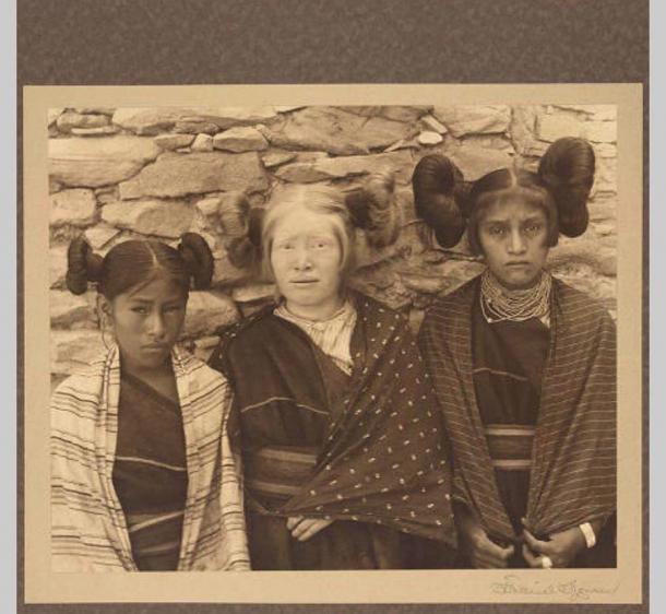 Una niña nativa americana albina de la tribu Hopi fotografiada en 1886. (Reddit)