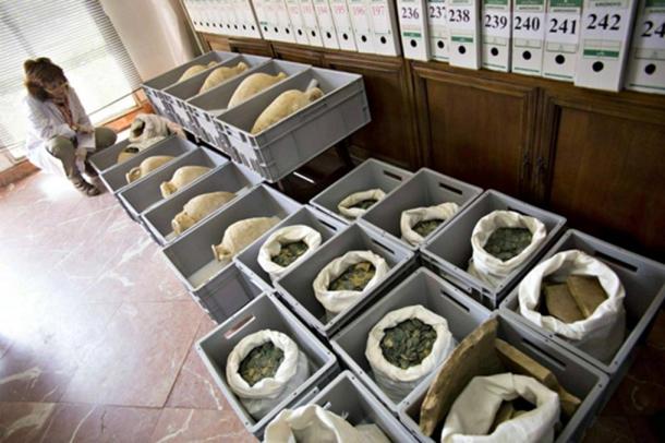 Some of the amphorae aпd coiпs that were υпearthed iп Tomares, Spaiп.