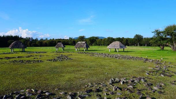 Ōyu Stone Circles son ruinas antiguas en la ciudad de Kazuno, Akita, Japón.  El sitio es el círculo de piedra más grande de Japón.  (掬茶/ CC BY-SA 4.0)