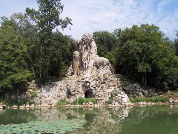 Escultura de "Appennino" de Giambologna.  Localizado em Villa Demidoff, Pratolino (Florença, Itália).