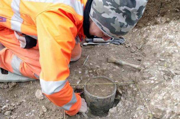 Los arqueólogos descubrieron un objeto de pizarra único cerca de una tumba de Stonehenge durante las excavaciones que se estaban realizando antes de la construcción de un controvertido túnel.  (Arqueología de Wessex)