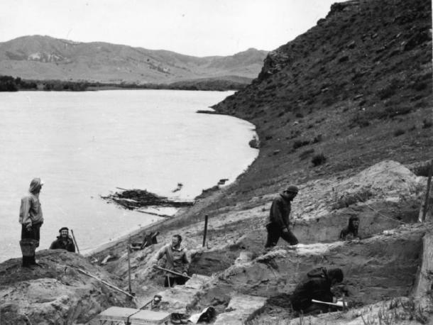 Russian                                      archaeologists in 1976 excavating                                      the Ust’-Kyakhta-3 site on the                                      banks of the Selenga River. (A. P.                                      Okladnikov)