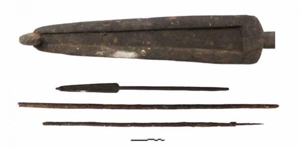 The atlatl and two wooden darts, found in Treasure Cave, Querétaro, Mexico, with detail of the body of the atlatl where you can see the shape of the hook and the groove to better fix the darts. (Jesús E. Medina V./ INAH)