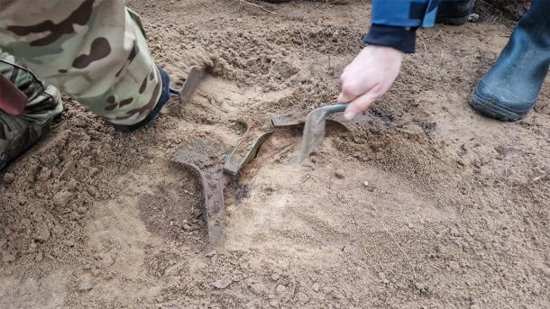 The authorities excavating the Bronze Age axes at a relatively shallow depth of 20-30 cm. (Nadleśnictwo Stargard)