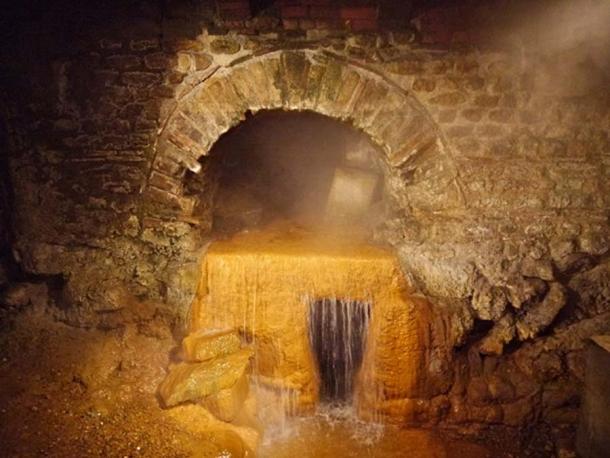 Baños romanos que muestran el desbordamiento de la Fuente Sagrada.  (David Dixon / CC BY-SA 2.0)