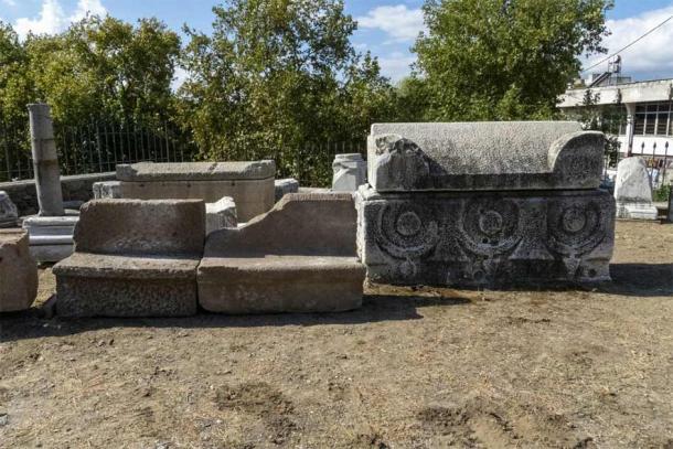 Inscribed seat blocks were moved to the courtyard of the Red Basilica. (I. Yeneroğlu / DAI Pergamongrabung 2021)