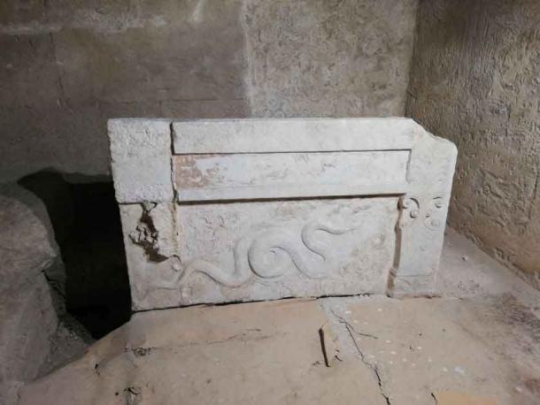 The key piece of evidence that this was an elite female burial was the fact that the marble ossuary vessel was oriented with the head to the east. This was how royal Greek women were "buried." (Pontos News)