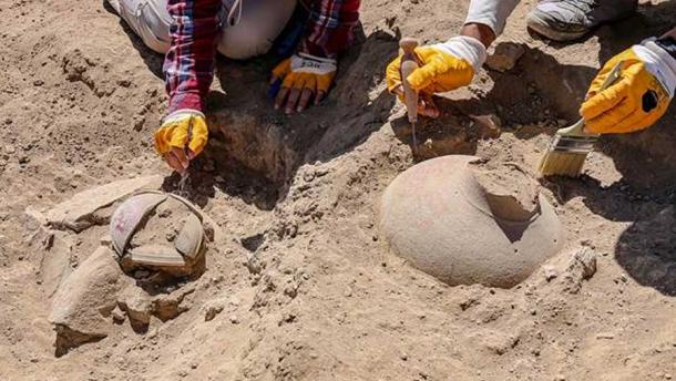 An Urartian urn burial tomb being unearthed by the dig team working at the Çavuştepe Castle’s Urartu culture necropolis. (Anadolu Agency)