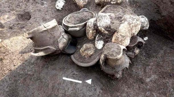 Ceramics recovered from one of the graves. (Superintendency of Archaeology, Fine Arts and Landscape)