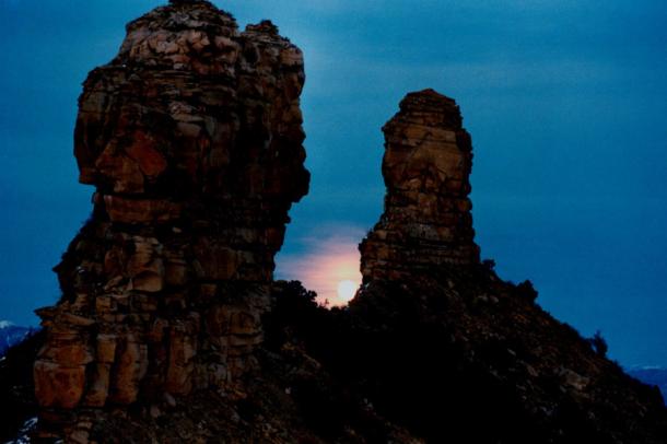 La cultura Chaco también puede haber utilizado la formación Chimney Rock para rastrear la Luna.  (Monumento Nacional Chimney Rock)