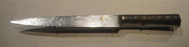 This dagger was made for Mughal emperor Jahangir from a meteorite that fell on India in 1621 and displays the unique Widmanstätten pattern common to beaten meteorite iron. (Daderot / CC0)