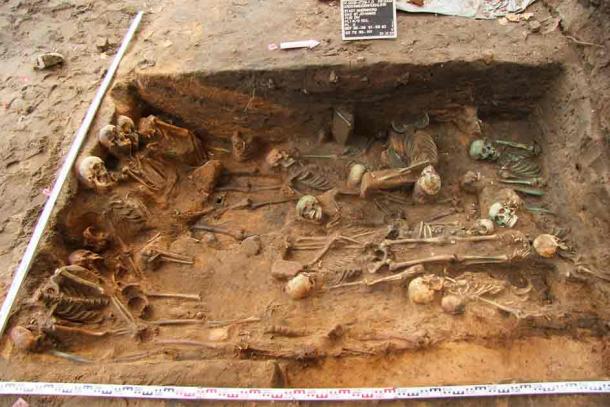 The dead were buried in a sitting position (left), lying on their side (bottom half), with a dense filling in the center of the pits. (In Terra Veritas)