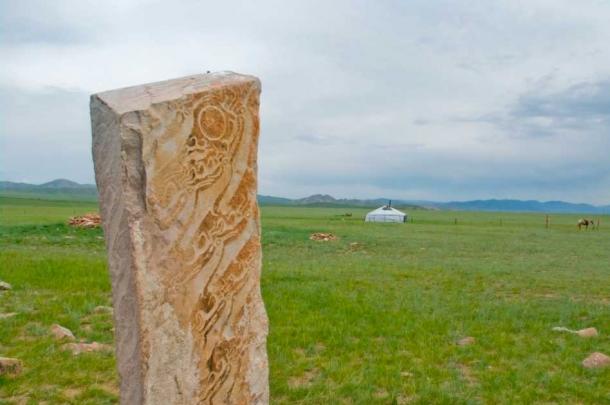 Una piedra de ciervo de Mongolia, con yurta de fondo (lamoix / CC BY 2.0)